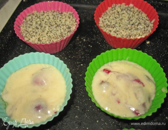 Формочки предварительно смазать растительным маслом. Формочки заполняем  тестом с ягодами на половину.  Сверху посыпаем штрейзельной крошкой. Выпекаем в предварительно разогретой до 200 градусов духовке минут 20 до румяной корочки. 