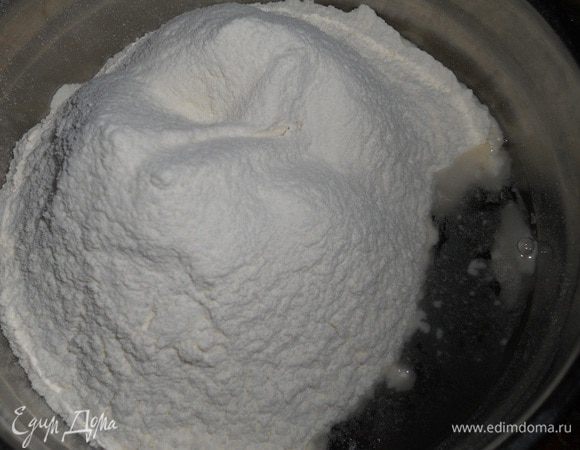 Делаем основу - в воду всыпать муку и начать перемешивать.