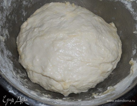 Замесить тесто, слегка смазать растительным маслом, накрыть пленкой и поставить в холодильник минимум на 8 часов.