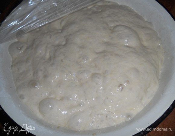 Через 90 минут....
Осадить тесто, накрыть пленкой и оставить еще на 90 минут.