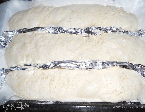 Поверхность я посыпала кунжутом но и без него можно, выпекать при температуре 180 в разогретой духовке, на дне духовке поставить миску с кипятком, выпекаем до золотистой корочки.