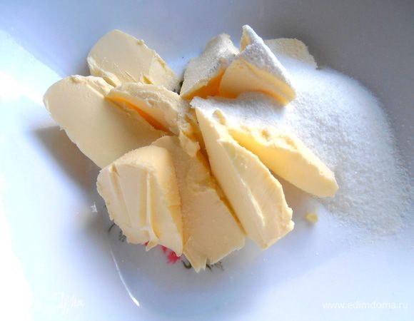 И высыпаем к маслу,которое достали заранее из холодильника.