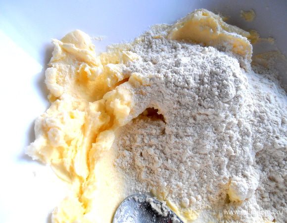 Добавляем муку...