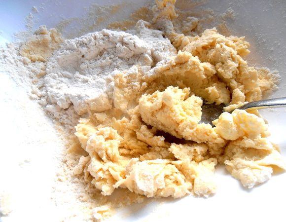 Растаявшее масло быстренько впитывает всю муку и у меня ушло 160 г муки.