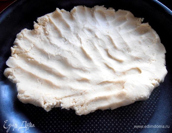 Раминаем его сразу по форме (у меня тефлоновая)...На видео рекомендовалось в квадратной испечь.