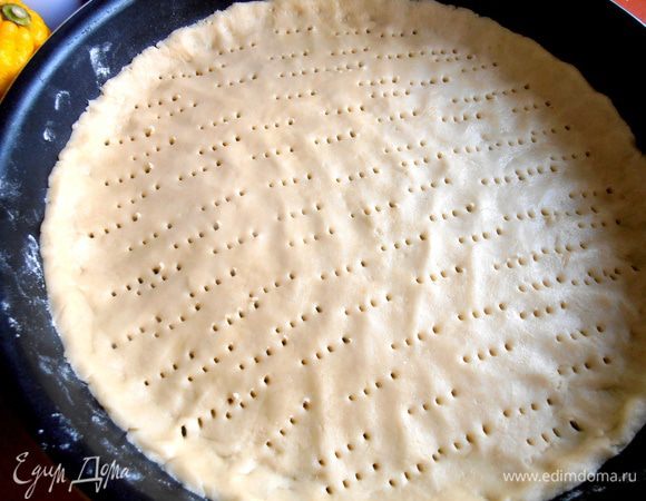Дно накалываем часто вилкой,чтобы не вздулась середина! Прямо в форме тесто нужно охладить.