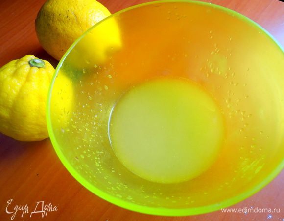 Пока выдавливаем сок через сито или в соковыжималке...Из трёх лимонов получилось около 100 мл сока,я решила,что будет достаточно,лишняя кислость ни к чему! Поэтому и сахар я уменьшила до 150 г!