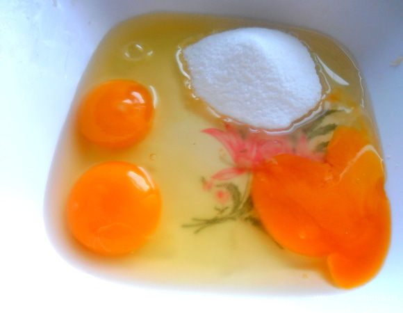 Делаем заливку: в яйца всыпаем сахар с щепоткой ванили (ваниль-это я от себя добавила!) Сахар также можно пропустить через кофемолку для лучшего растворения!