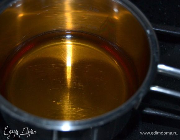 Вино подогреть до кипения.