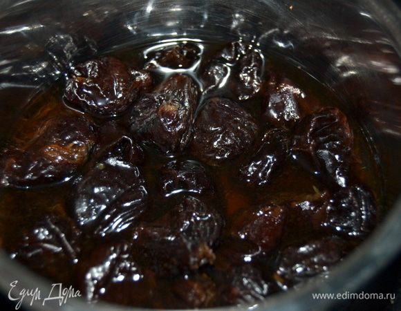 Сразу же залить вином чернослив и оставить на 1 час,а лучше на ночь.