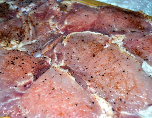 Мясо нарезать поперечно волокнам,толщиной около 3 см.Посолить и поперчить.