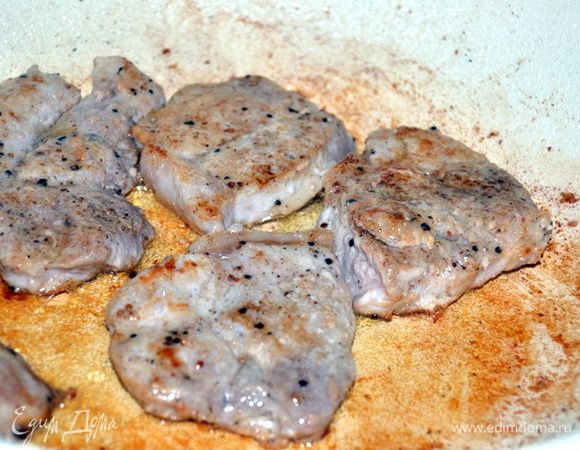 В сковороде разогреть масло и обжарить медальоны по 2,5-3 мин. с каждой стороны.Следите чтобы не подгорели.