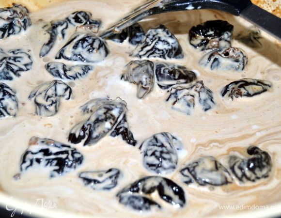 Нам нужно слить жир со сковороды,в которой жарили мясо.Выкладываем в сковороду чернослив с вином.Включаем сильный огонь и доводим до кипения.Мешаем и отскребаем прижарки от мяса (если они есть). Добавляем соевый соус,мед и готовим до уменьшения объема на 1/3. Затем вливаем сливки и доводим до кипения.Посолить и поперчить по вкусу.