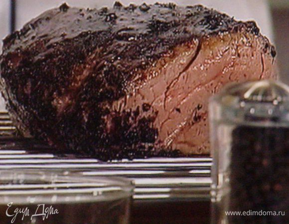 Мясо натереть свежемолотым перцем, обмазать оливковым маслом и мариновать в целофановом пакете несколько часов при комнатной температуре. Мясо вынуть из пакета и обжарить на разогретой сковороде с чесноком и веточками тимьяна со всех сторон. Мясо выложить на решетку и запекать при 150° около 35- 55 мин в зависимости от желаемой степени запекания.