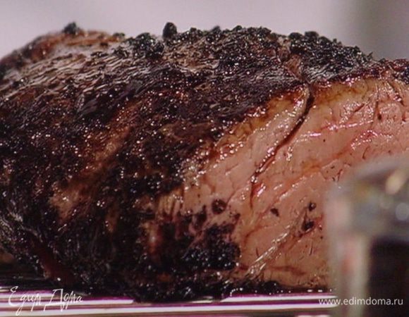 Картошку тщательно помыть, сварить  в мундире ( так сохраняются витамины, а у молодого картофеля шкурка очень нежная) . Извиняюсь, что нет фото картошки, зато уж мясо получилось очень аппетитным )).