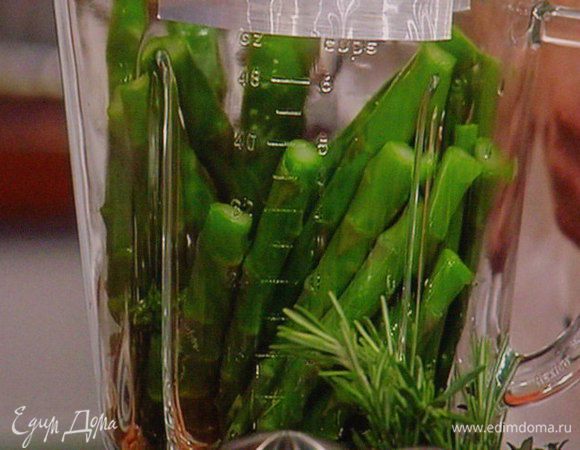 Для песто: спаржу отделить от нижней трети и 5 мин отварить в подсоленной,  кипящей воде. Слить воду и ополоснуть ледяной водой для сохранения яркого зелёного цвета. В блендере взбить спаржу, базилик,