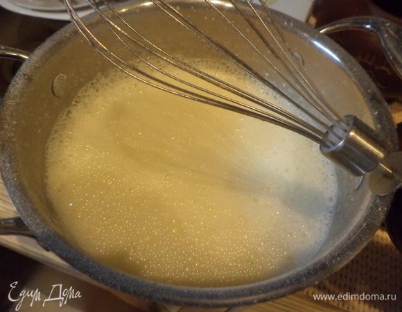 Помешивая вольем горячее молоко (т.к. у нас большой объем молока,используя горячее мы сократим время варки крема!)