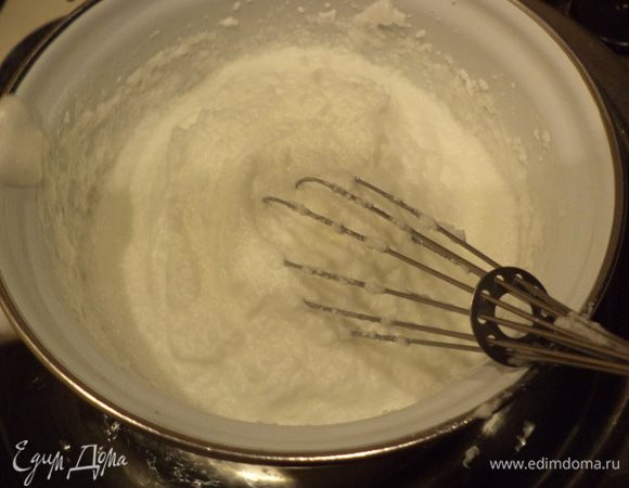 Белки взбить со второй половиной сахара до устойчивых пиков.Также на водяной бане прогреть взбитые белки постоянно мешая.Остудить.