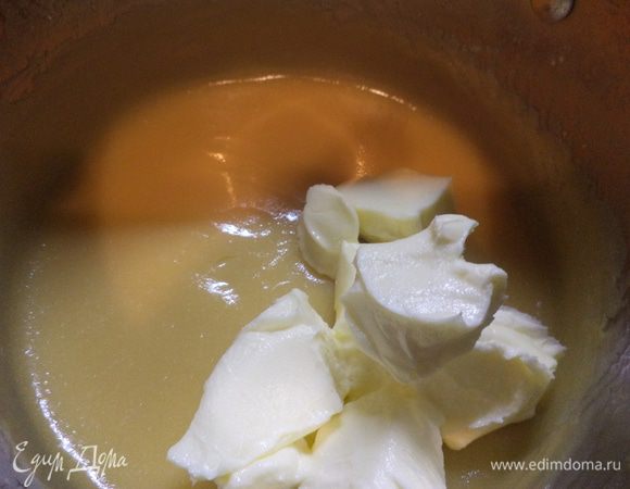 В остывший заварной крем добавить масло 