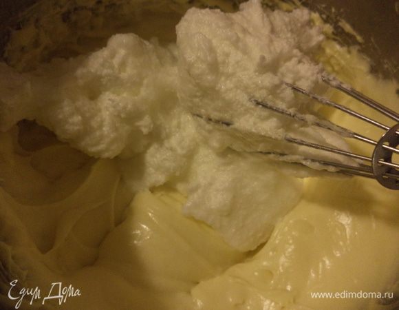 Добавить белки и перемешать