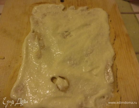 Промазать коржи кремом (делать это удобнее на доске),при "примерке" обломаем ненужные краешки,пока  они были без крема