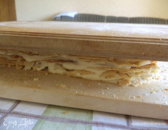 Из обрезков сделаем крошку и присыплем верх торта,немного крошки оставить,теперь с помощью деревянной дощечки прижмем наш тортик,теперь "обновим" остатками крошки верх