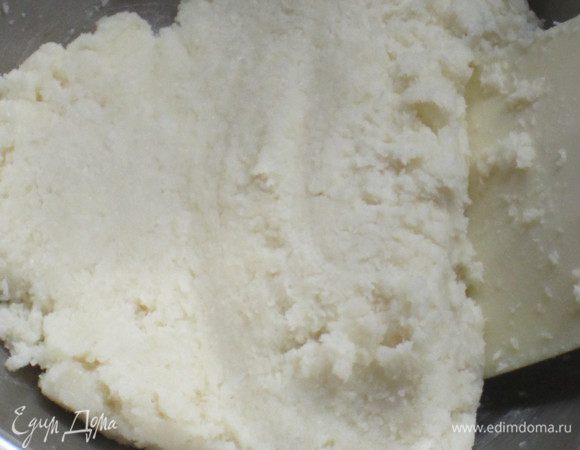 Рикотту, кокосовую стружку и сахарную пудру перемешать до однородного состояния.
