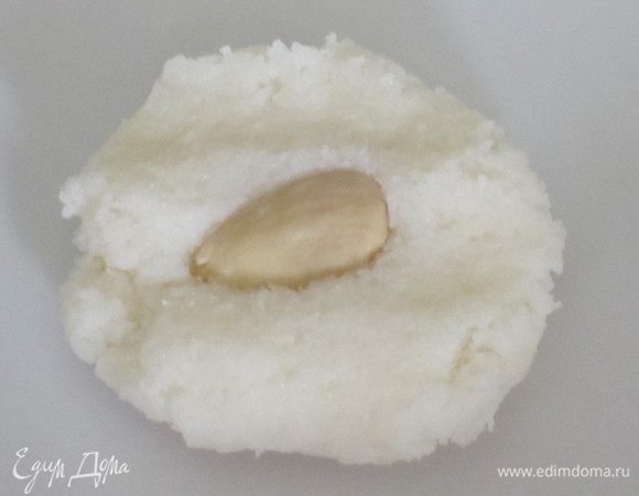 Из массы сделать небольшую лепёшечку,внутрь положить миндаль (можно и без него) .....