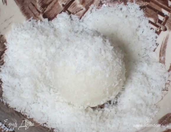 Конфетки обвалять в посыпке и поставить в холодильник на 1 -2 часa.