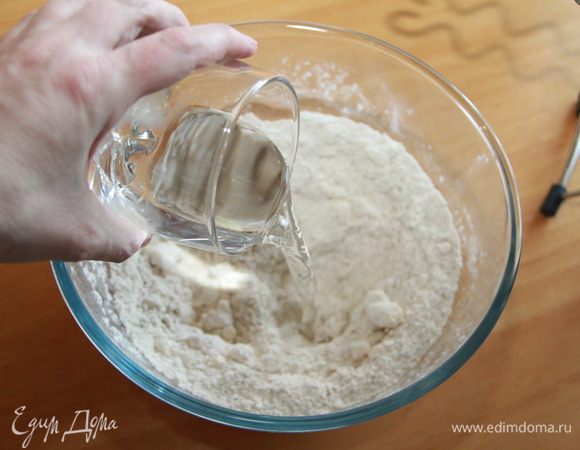 В стакан налить воды и добавить несколько кубиков льда. Когда вода станет ледяной, отмерить 1/3 стакана. Постоянно перемешивая крошку вилкой, постепенно влить воду.