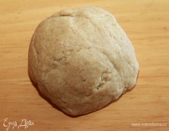 Далее вымесить тесто руками, сформировать его в шар, выложить в целлофан и убрать минимум на 1 час в холод.