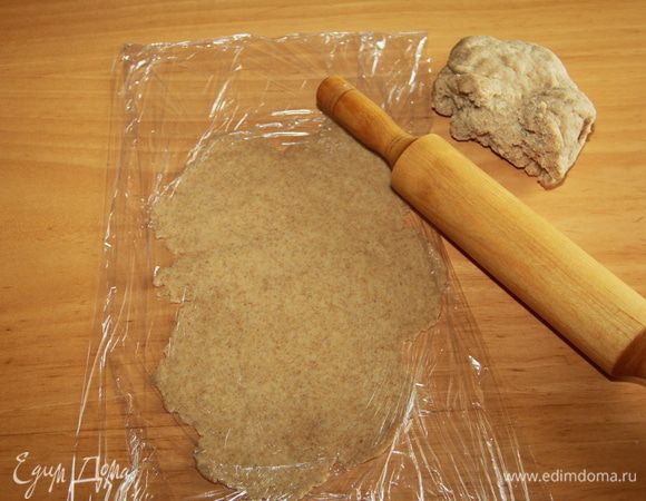 Раскатать тесто толщиной 2-3 мм. (я смогла только через пищевую плёнку, тесто липнет к столу). Включить духовку на 190*С.
