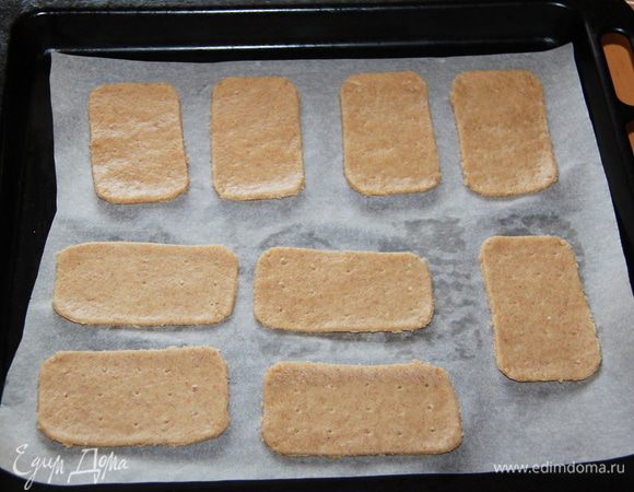 Вырезать печенье ножом или формочкой. Выложить на сухую бумагу для выпечки. Выпекать12-15 минут, после чего остудить и переложить в контейнер для хранения. 
