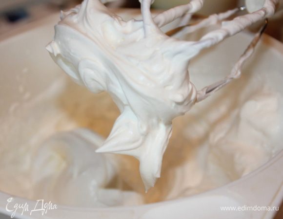 Охлажденные сливки взбейте до мягких пик. Затем добавьте к сливкам маскарпоне комнатной температуры. Перемешайте и соедините с желтками. 