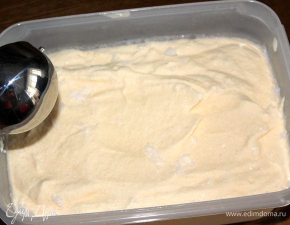 Накройте форму пищевой пленкой, уберите в морозилку на 3-4 часа. Перед подачей посыпьте какао.  