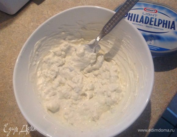 В миске размять вилкой сыр с голубой плесенью, добавить Филадельфию. Размешать до однородной массы, добавить коньяк и сметану.