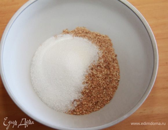 Смешать крошки крекера и сахар. 