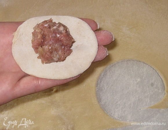 В середину положить 1 ч.л фарша. 