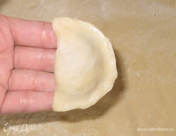 Смазать края водой и плотно скрепить. 