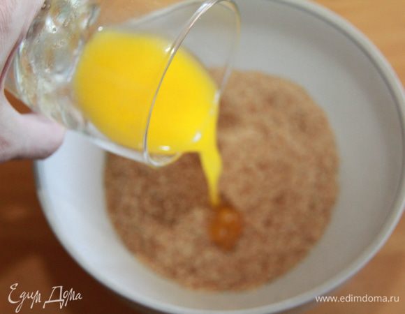 Добавить растопленное сливочное масло. 