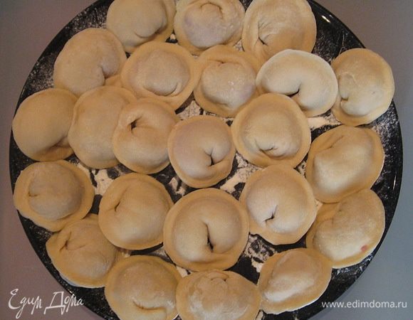 Готовые пельмени выложить на тарелку, присыпанную мукой и поставить в морозилку. Через 30 минут пельмени переложить в пакет. Если планируете варить сразу, то морозить не надо. 