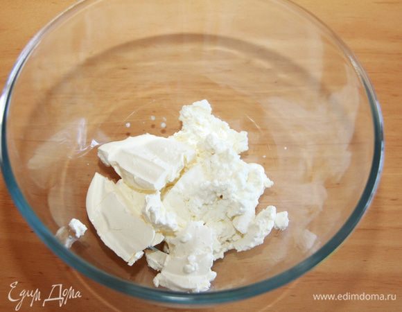 Оставить оба сыра при комнатной температуре, чтобы смягчить.