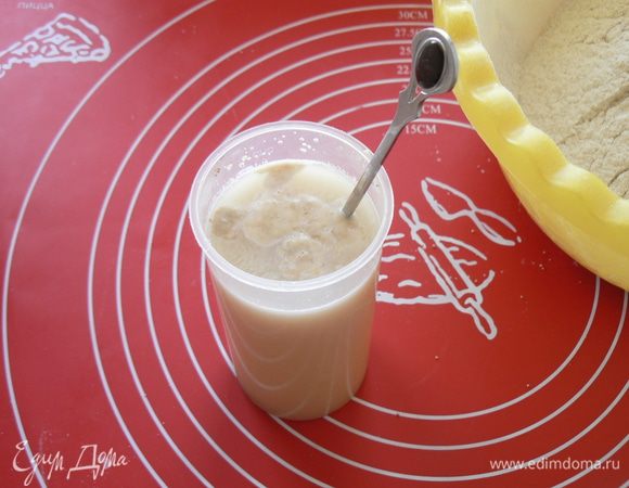 Достать закваску из холодильники за 1 час до замеса теста и оставьте согреться на 1 час.
В воде растворите мед, соль, добавьте дрожжи.