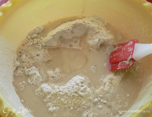 Добавьте активированные дрожжи  и растит. масло к просеянной муке,