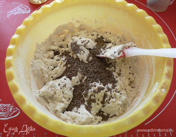 добавьте закваску,высыпьте семена льна..