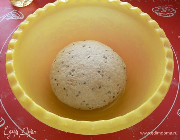 замесите упругое, плотное тесто. Положите в миску смазанную раст. маслом, закройте пленкой и оставьте в тепле на 1 час, с обминкой через 30 мин.