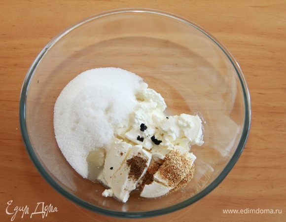 Смешать сливочные сыры, сахар, мускатный орех, ваниль, лимонный сок и цедру. Смешать от средней до высокой скорости, пока все комки не будут удалены. 