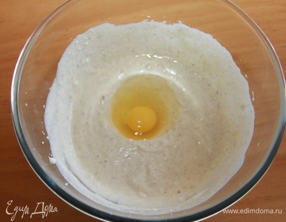 Добавить яйца по одному, позволяя каждому полностью смешаться перед добавлением следующего. 