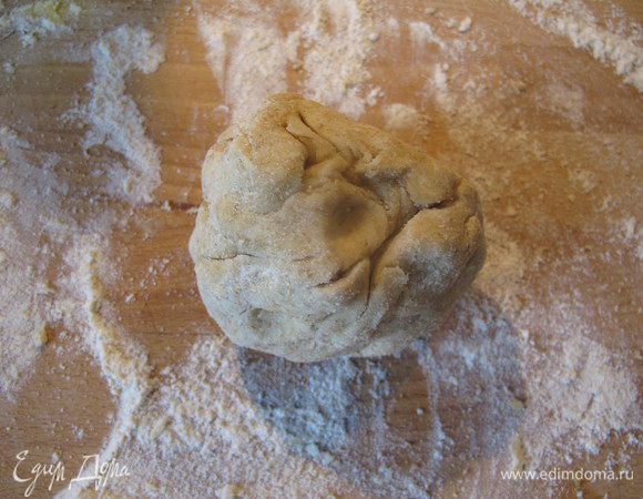 Замешиваем плотное тесто, при необходимости добавляем еще муки.  