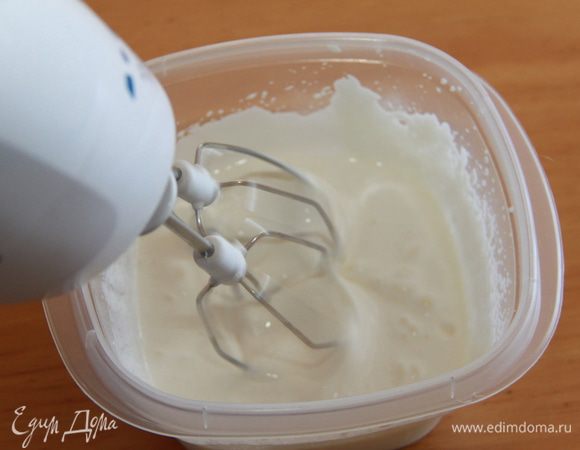 В миске объединить сметану, сахар и ваниль и тщательно взбить.